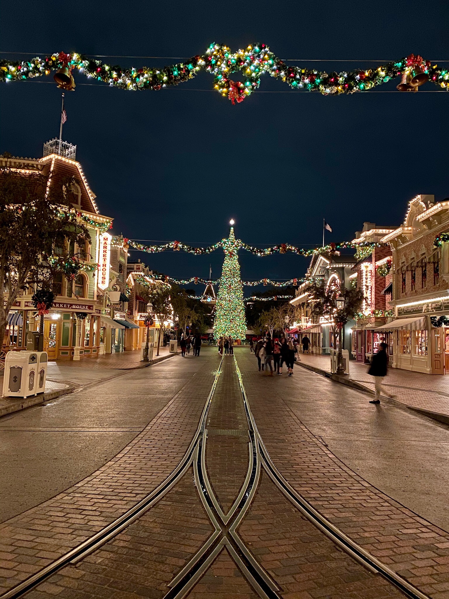 The Holiday Season is Returning to the Disneyland Resort