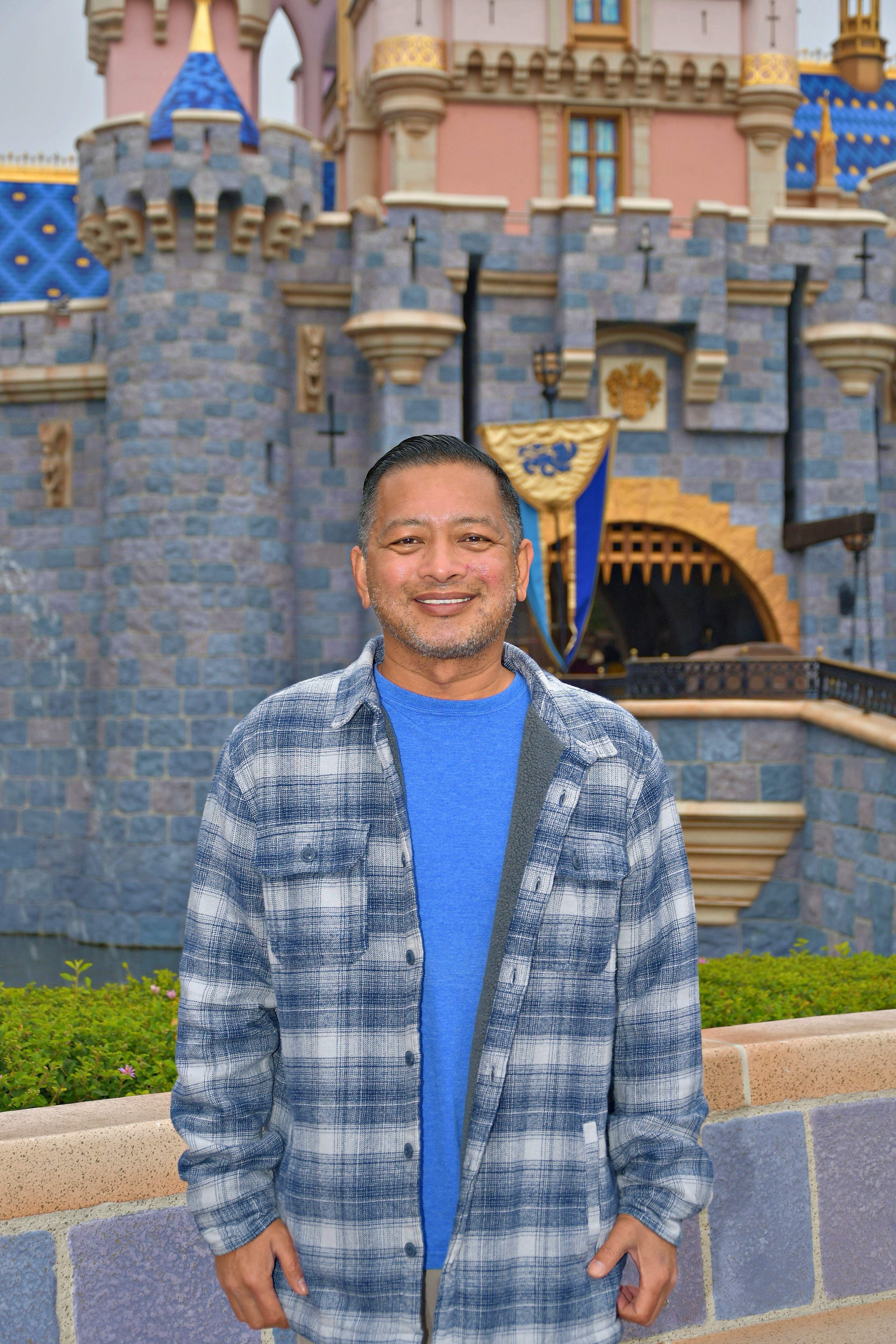 Eric Mendoza Dorky Parks Dad Disneyland content creator